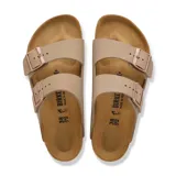 Sandalia Birkenstock modelo Arizona con dos correas ajustables de cuero aceitado, plantilla anatómica de corcho y suela de goma.