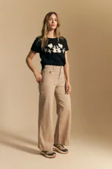 Pantalón negro de tiro alto y fit recto, confeccionado en algodón con elastano.