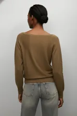Sweater negro de viscosa con cuello redondo y mangas largas, decorado con detalles de strass en los hombros y a lo largo de las mangas.