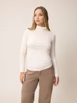 Remera de manga larga con cuello tortuga, confeccionada en tejido de algodón con elastano, de calce ajustado.