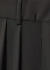 Pantalón de vestir de corte wide leg, tiro alto, con diseño de pinzas frontales, trabillas para cinturón, bolsillos laterales y bolsillos de ribete en la parte posterior.