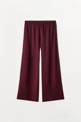 Pantalón bordó de tiro medio, confeccionado en mezcla de viscosa y lino, con pernera recta y amplia, y detalle de doble cintura ajustable con lazadas.