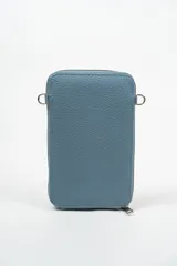 Bandolera azul con textura granulada, cierre superior con cremallera y correa larga ajustable.