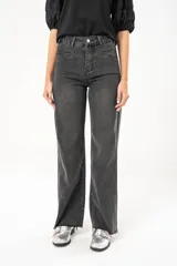 Pantalón de jean de tiro alto color gris oscuro, corte recto, con bolsillos delanteros decorativos y bolsillos traseros.