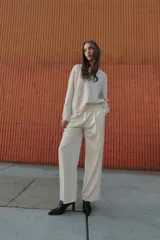 Jersey de punto liso con cuello redondo y manga larga, con acabados en rib en puños y ruedo.