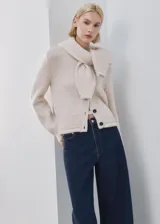 Jeans de denim azul oscuro con diseño de tiro medio y corte wide leg.