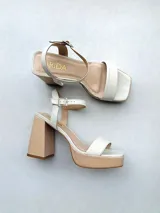 Sandalias de fiesta color beige y blanco, con plataforma y tacón cuadrado.