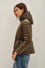 Campera puffer negra con capucha, cierre frontal con doble cremallera y diseño entallado en la cintura.