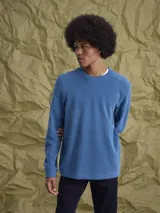 Buzo de cuello redondo confeccionado en tejido fleece, de corte clásico y manga larga, con puños y ruedo acanalados.