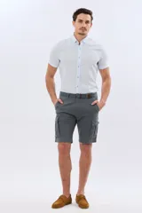 Bermuda cargo color azul marino, de gabardina con bolsillos laterales con solapa en las piernas y presillas para cinturón. Incluye cinturón de lona trenzada oscura con detalles en cuero sintético y hebilla metálica.