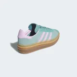 Championes Adidas Gazelle Bold de plataforma, confeccionados en gamuza color verde agua con detalles en rosa pastel. Presentan la icónica silueta de la marca con suela de caucho apilada en tonos caramelo y cierre de cordones.