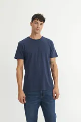 Remera básica color blanco de corte clásico y mangas cortas.