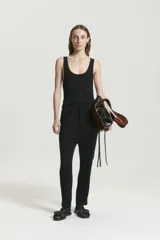 Pantalón babucha negro de morley con viscosa, largo al tobillo, tiro medio, cintura con elástico interno y cordón de algodón con terminales metálicas, bolsillos tipo americano.