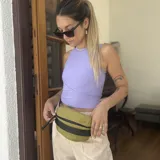 Riñonera verde oliva de nylon con cierre superior negro, cinta horizontal negra con letras blancas y correa regulable.