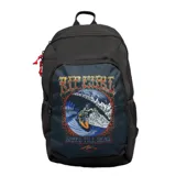 Mochila Rip Curl de 30 litros, confeccionada en poliéster reciclado. Presenta un diseño en color negro con un estampado gráfico frontal que muestra a un surfista esqueleto sobre una ola, rodeado de llamas. Incluye compartimento para laptop, sección principal amplia, bolsillos organizadores y bolsillo lateral para botella.
