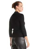 Buzo de tejido acanalado marca Rio & Rian, color negro, con cuello solapa decorado con una cadena metálica y escote en V. Presenta mangas tres cuartos y un ajuste al cuerpo.