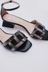 Sandalias bajas doradas con tiras anchas entrecruzadas en dorado y plateado, con pulsera al tobillo y taco cuadrado bajo.