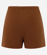 Short negro de tiro medio, corte regular, confeccionado en tejido ribana de algodón con elastano. Posee cintura elástica con cordón ajustable.