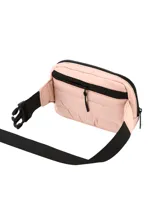 Riñonera de diseño compacto y funcional, confeccionada en tela acolchada de color negro. Cuenta con cierre principal, bolsillo trasero y correa ajustable para llevar a la cintura o cruzada.