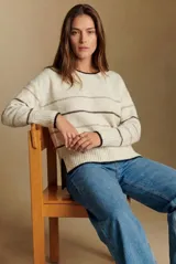 Sweater de punto con diseño de rayas horizontales en tonos neutros, cuello redondo y mangas largas con puños acanalados.