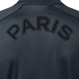 Campera tipo varsity del Paris Saint Germain, color azul marino con detalles en negro. Presenta el escudo del equipo en el pecho y cierre con botones a presión.