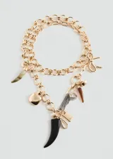 Collar de eslabones dorados con múltiples dijes colgantes, incluyendo cuernos de resina en tonos negro, marrón y jaspeado, dije metálico en forma de corazón, lazo y placa grabada.