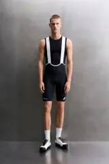 Culotte corto de ciclismo Zara Athleticz de color negro, confeccionado en tejido elástico ligero, con tirantes elásticos blancos, costuras flatlock antiabrasión y badana ergonómica.