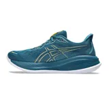 Championes de running Asics Gel-Cumulus 26, color verde esmeralda con detalles en amarillo y suela blanca. Modelo diseñado para hombre, con amortiguación y tecnología PureGEL y FF BLAST+.