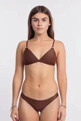 Top de bikini triangular color chocolate con tirantes finos y aros metálicos en la base de los tirantes.