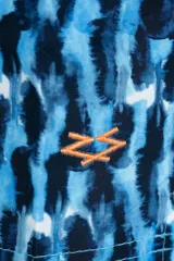 Short de baño con estampado abstracto en tonos azules y cordón ajustable naranja.