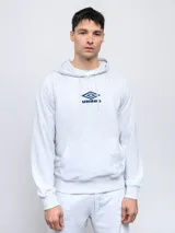 Canguro Umbro de felpa con capucha y cordones ajustables. Presenta el logo de la marca bordado en el pecho en color celeste y bolsillo frontal tipo canguro.