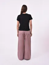 Remera verde militar con cuello redondo y estampado frontal con la frase "Do Not Disturb" en letras blancas.