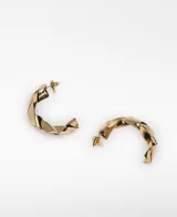 Aros metálicos trenzados de diseño tipo argolla con acabado dorado y cierre de broche.