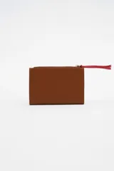 Billetera de cuero color marrón con doble monedero con cierre y botón a presión, reparticiones internas y bolsillos forrados con algodón.