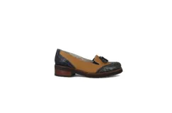 Mocasín tipo oxford de cuero color caramelo con puntera y talón en cuero texturizado azul marino y negro. Tiene cortes calados, pompones y costuras. Totalmente forrado de cuero, doble elástico lateral que facilita el calce, fondo de goma antideslizante y taco de 2cm foliado. Vira de suela cosida.