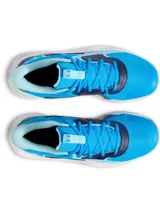 Championes de básquetbol Under Armour modelo Jet 23, con diseño en tonos azules y detalles en azul marino. Presentan una parte superior de materiales mixtos para mayor soporte y transpirabilidad, entresuela Micro G para amortiguación y suela de goma con patrón de tracción anatómico.