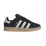 Championes Adidas modelo Campus 00s, de diseño urbano con exterior de gamuza negra, las icónicas tres tiras laterales en color blanco y suela de goma color caramelo.