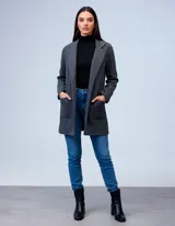 Blazer de tejido de algodón soft con cuello solapa, abertura central y bolsillos delanteros.