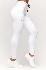 Calza deportiva roja de tiro alto con cordón ajustable en la cintura y logo estampado en la pierna.