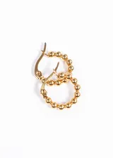 Par de aros dorados tipo argolla, con esferas pequeñas a lo largo de todo el aro.