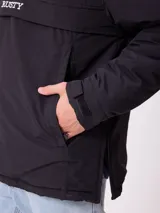 Campera tipo canguro con capucha, diseño color block en azul marino y bordó. Cuenta con cierre frontal parcial, bolsillos laterales y logo de la marca bordado en el pecho.