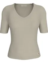 Remera color beige de corte slim, con cuello en V y mangas cortas. Tejido de punto de algodón elástico con textura de canalé.