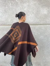 Ruana marrón con detalle de una franja horizontal color camel en la manga.