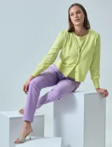 Pantalón lila de gabardina elastizada, marca Zac & Rachel, con pretina con pasadores, botón y cierre. Delantera con tres bolsillos y trasera con bolsillos ojal.