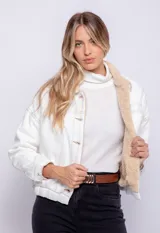 Campera de jean con corderito en el cuello y el interior, bolsillos frontales, cierre de botones metálicos y elástico en la cintura.