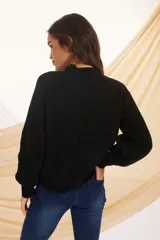 Sweater de punto color fucsia, con cuello alto y mangas largas. Tejido de chenilla suave y cómodo.