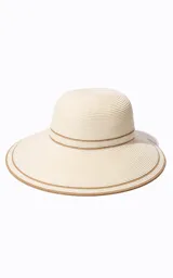 Sombrero de ala ancha color marfil con detalles de líneas en tono tostado en la copa y en el borde.