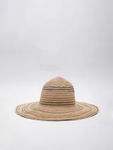 Gorro de paja con ala ancha y detalles de cintas de colores tejidas.