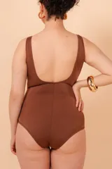 Malla entera marrón con estampado de rayas horizontales blancas y nudo en el escote.