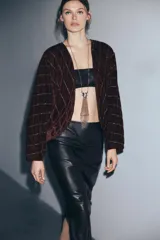Kimono abierto de manga larga confeccionado en tejido de terciopelo acolchado. Presenta un diseño con costuras diagonales decoradas con hilo metalizado y aplicación de abalorios.